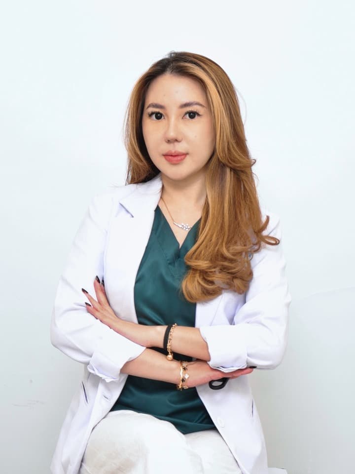 Potret dr. Michelle Angelia Halim, pendiri Derma Wangsa Aesthetic Clinic, mengenakan jas dokter putih